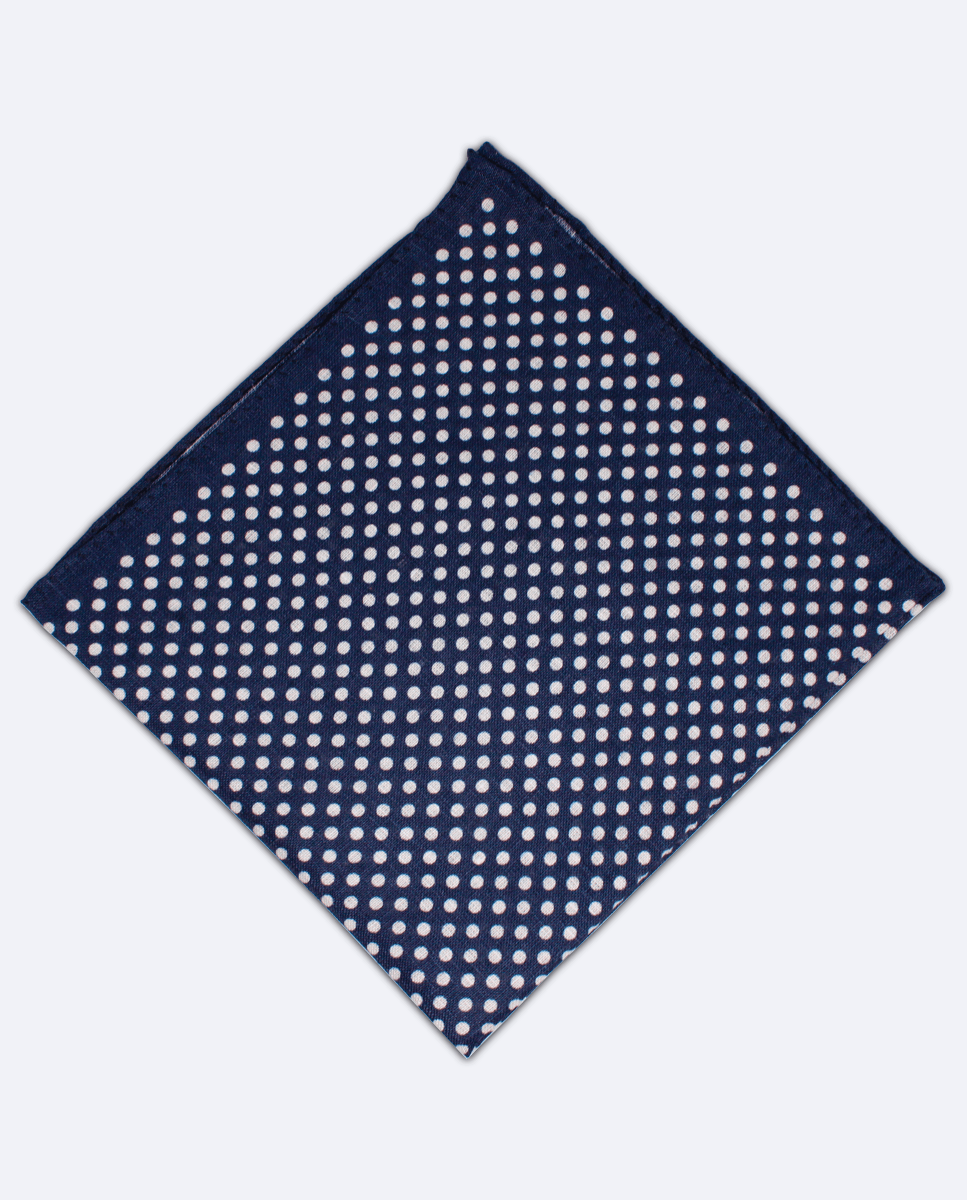 Pañuelo de bolsillo azul marino con lunares blancos, vista superior, detalle del estampado completo