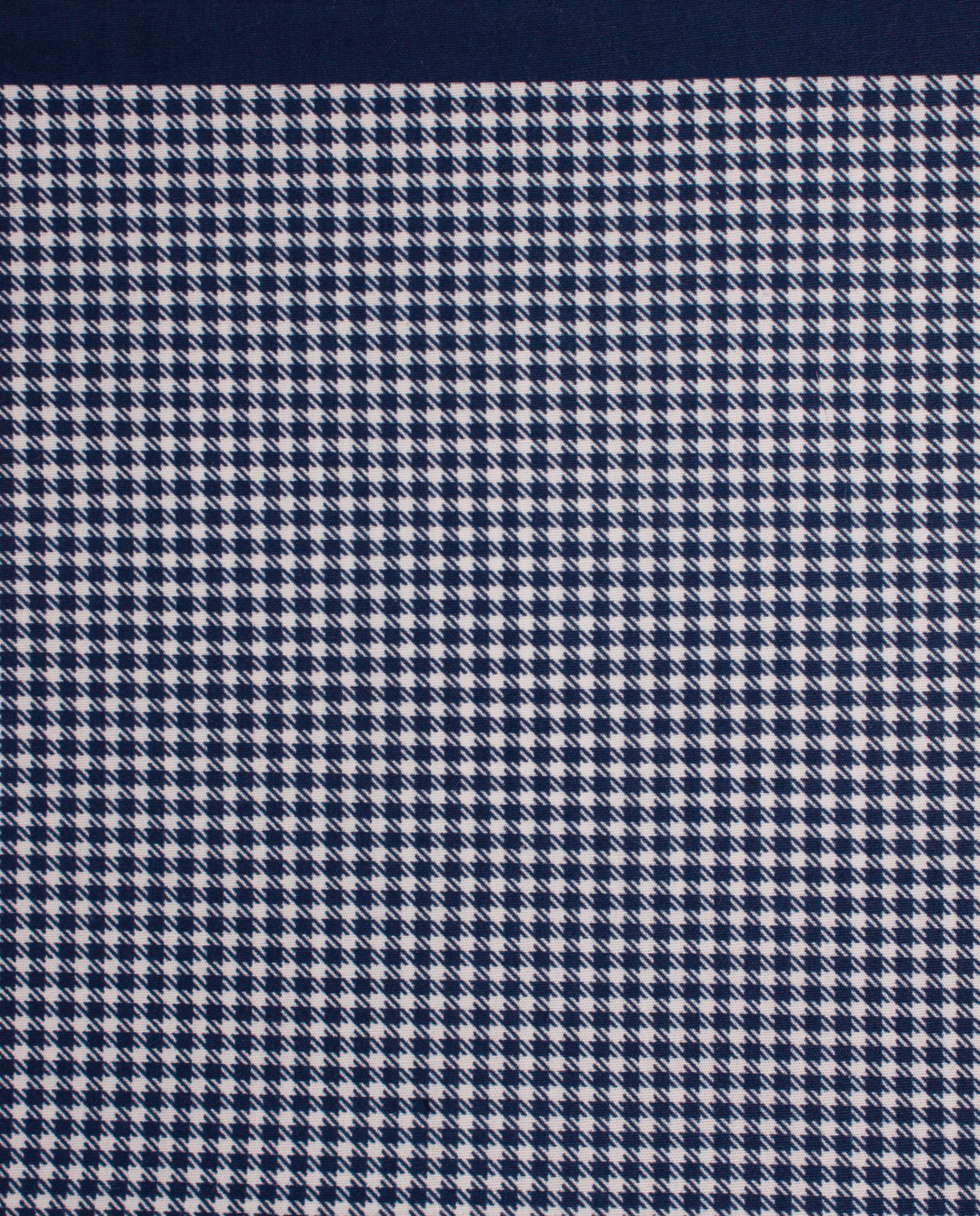 Pañuelo de bolsillo azul marino y blanco con pata de gallo, detalle de cerca del tejido y el estampado