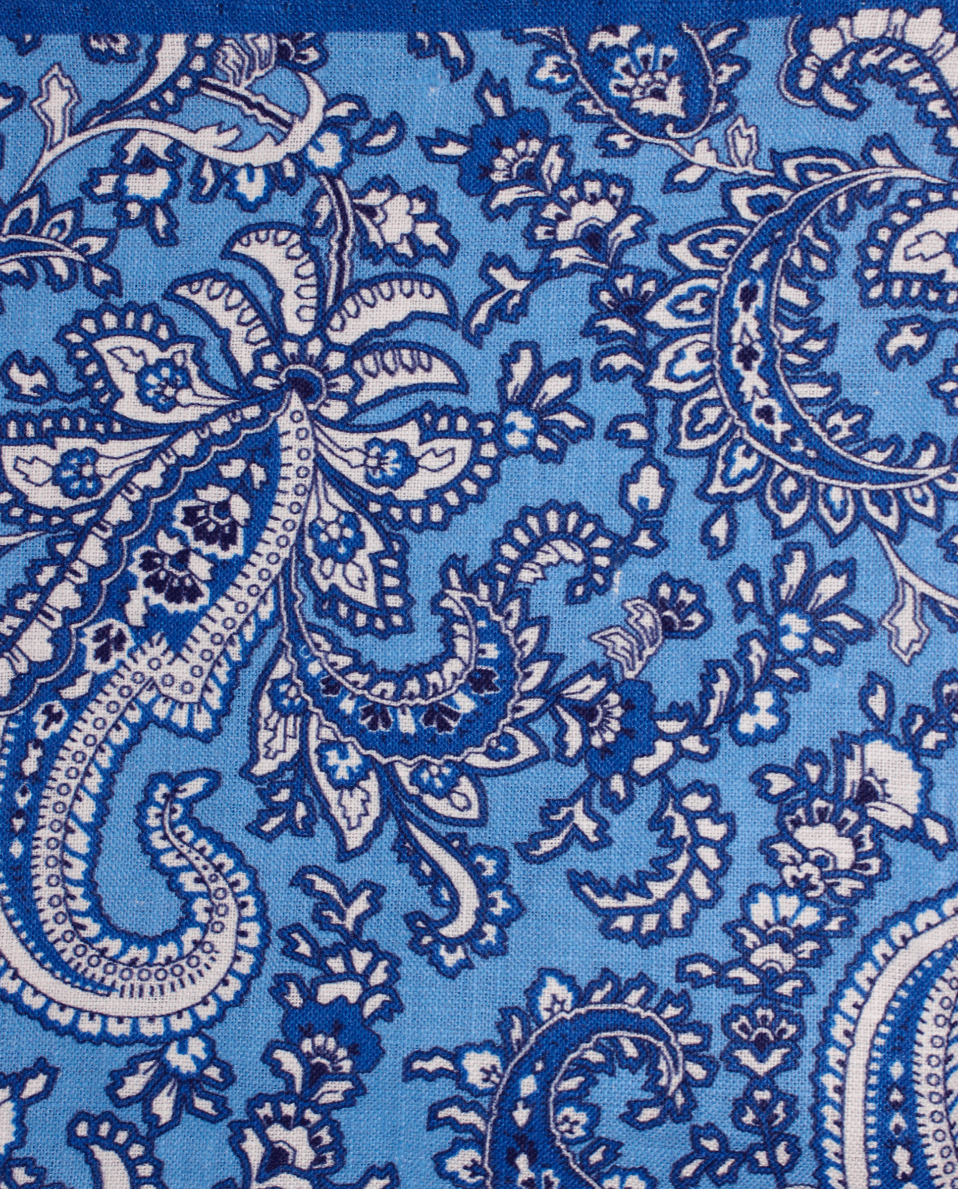 Pañuelo de bolsillo azul medio con cachemir blanco, detalle de cerca del tejido y el estampado