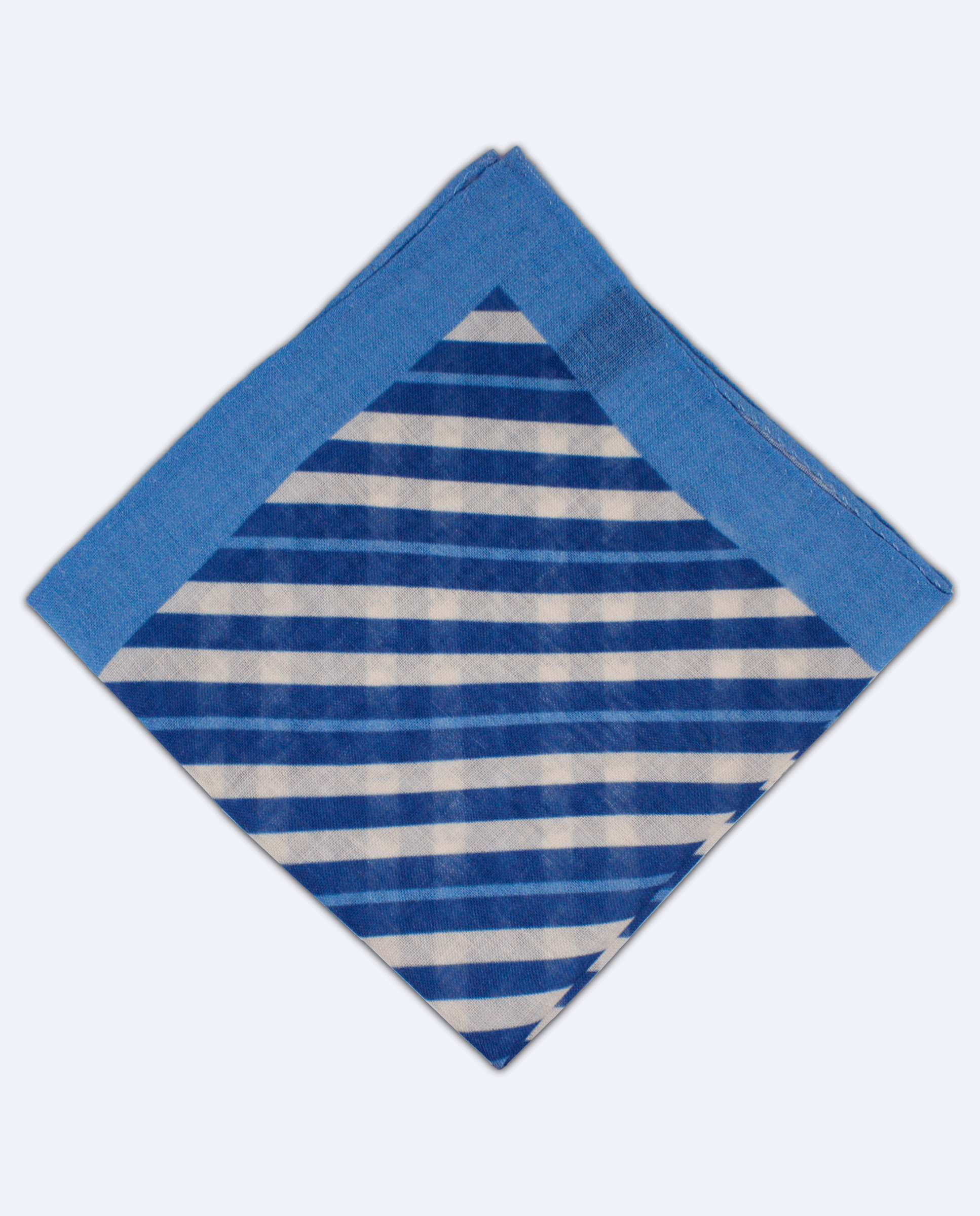 Pañuelo de bolsillo azul medio con rayas blancas, vista superior, detalle del estampado completo