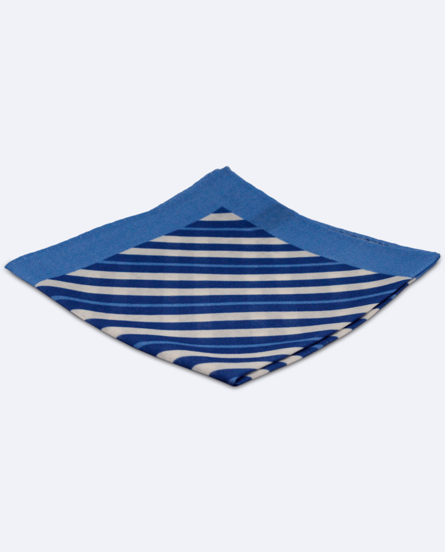 Pañuelo de bolsillo azul medio con rayas blancas