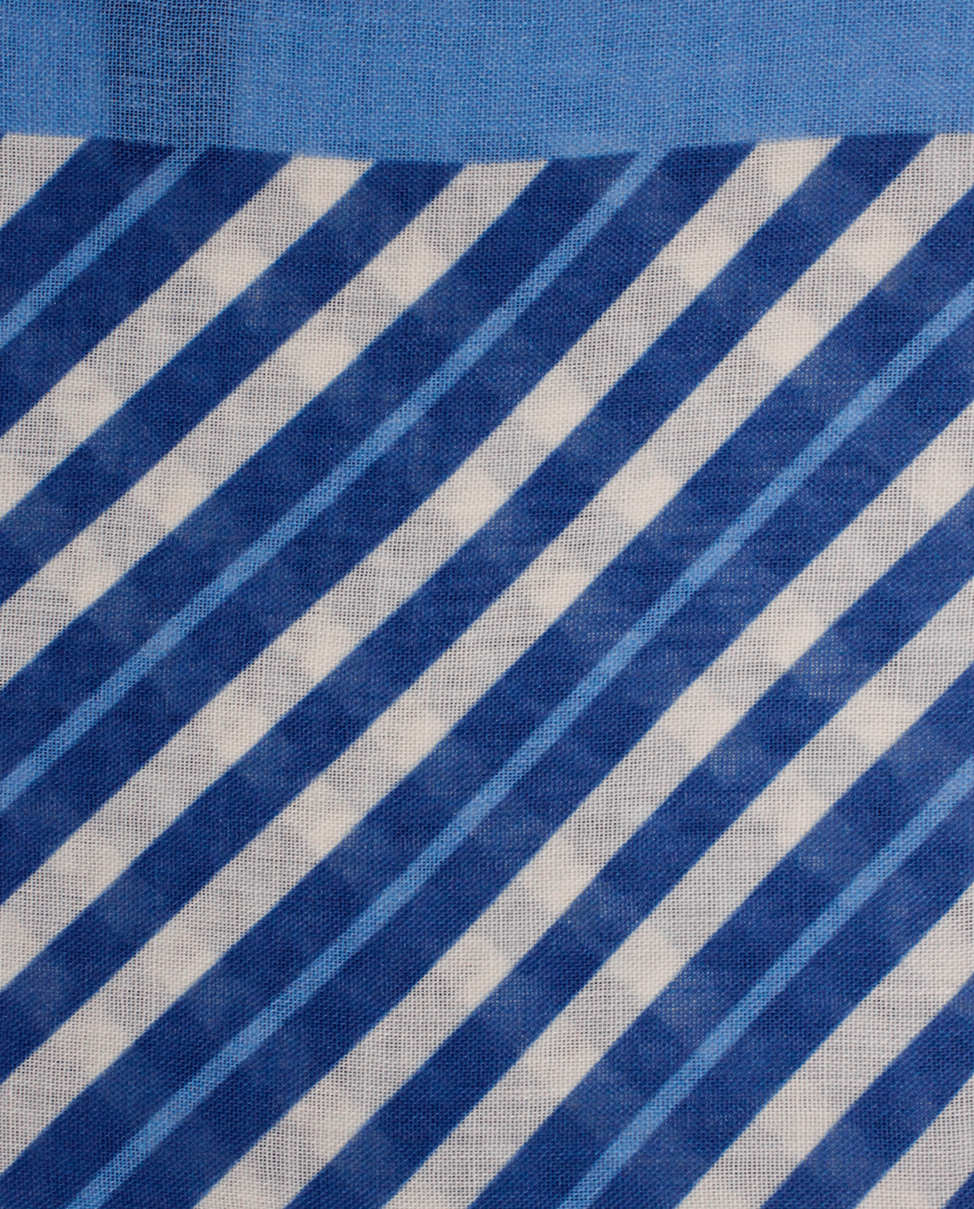 Pañuelo de bolsillo azul medio con rayas blancas, detalle de cerca del tejido y el estampado