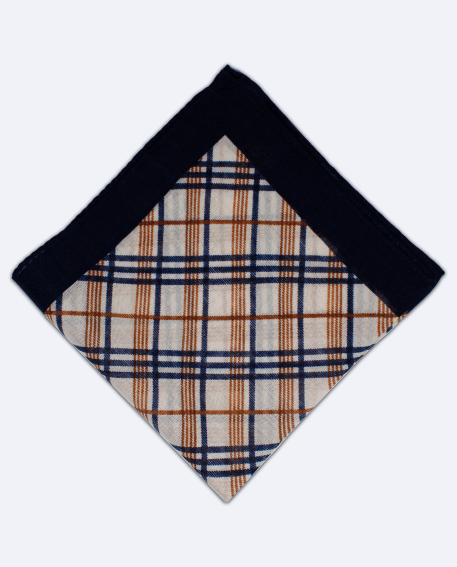 Pañuelo de bolsillo beige con cuadros azul marino y marrón