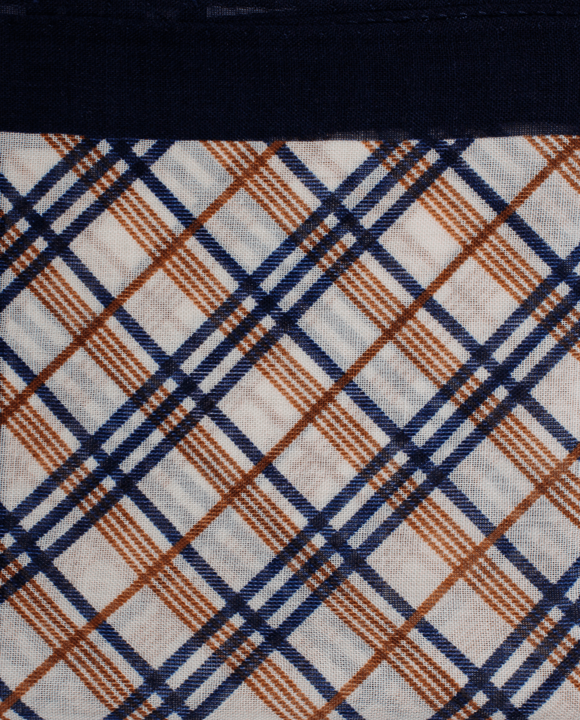 Pañuelo de bolsillo beige con cuadros azul marino y marrón, detalle de cerca del tejido y el estampado