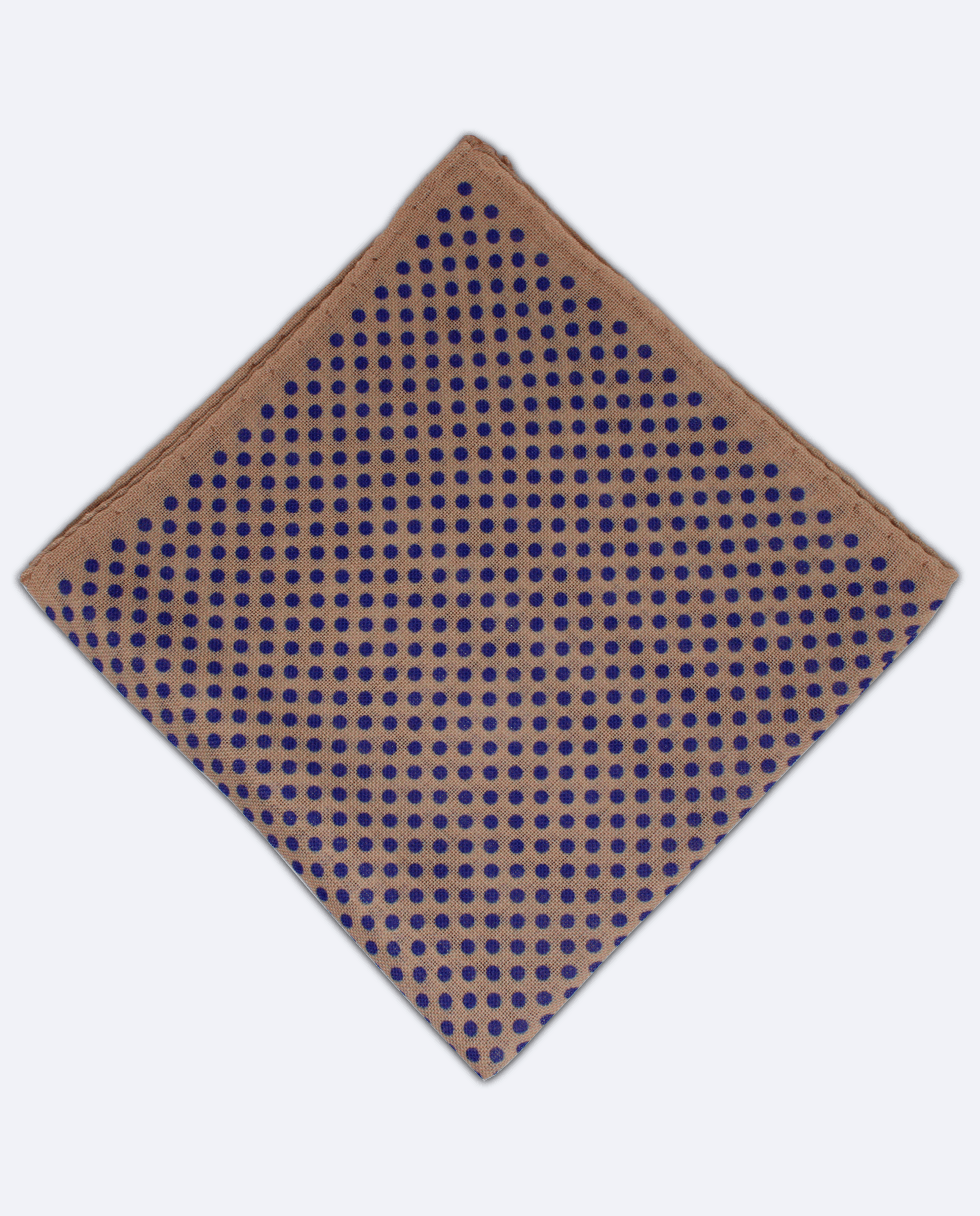 Pañuelo de bolsillo beige crema con lunares azul marino, vista superior, detalle del estampado completo