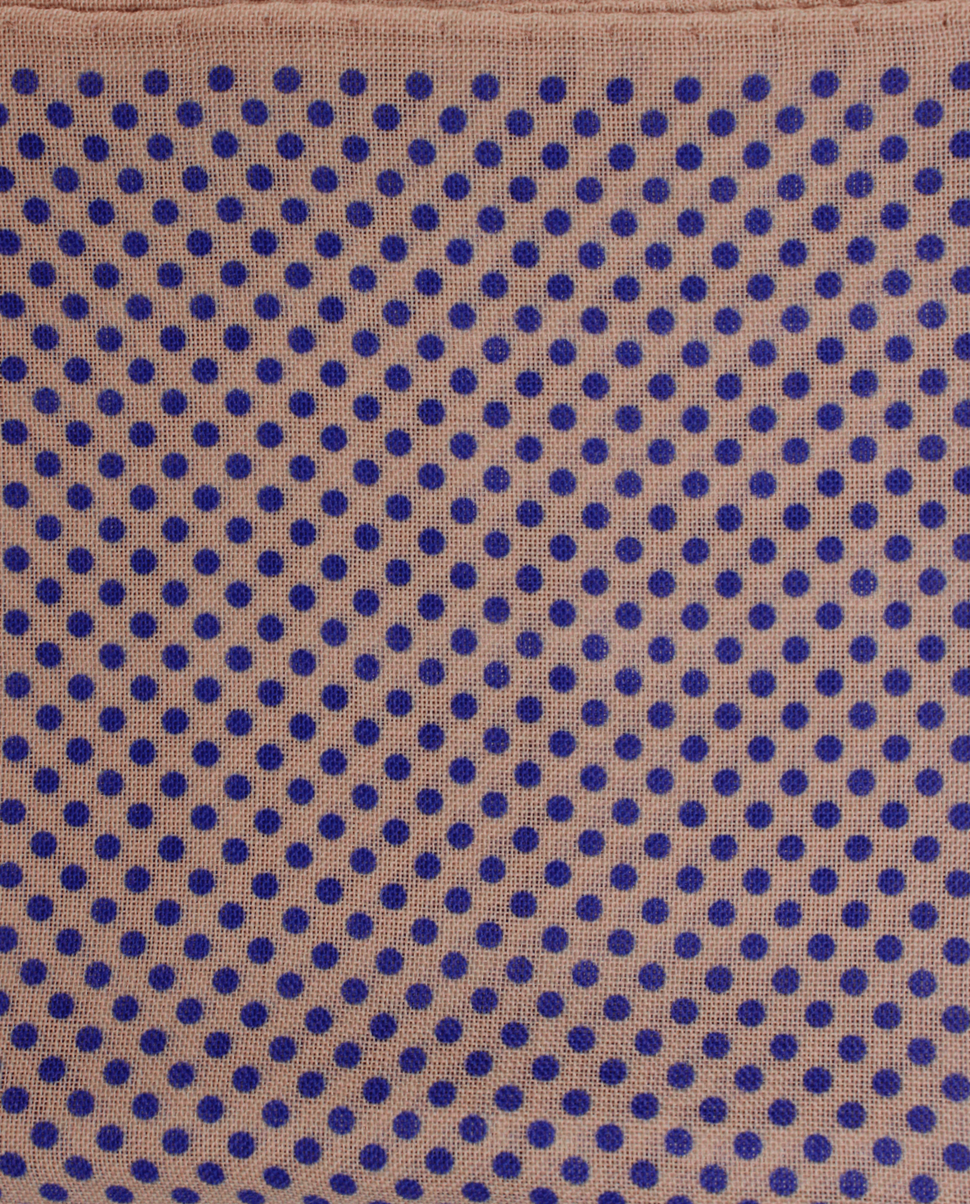 Pañuelo de bolsillo beige crema con lunares azul marino, detalle de cerca del tejido y el estampado