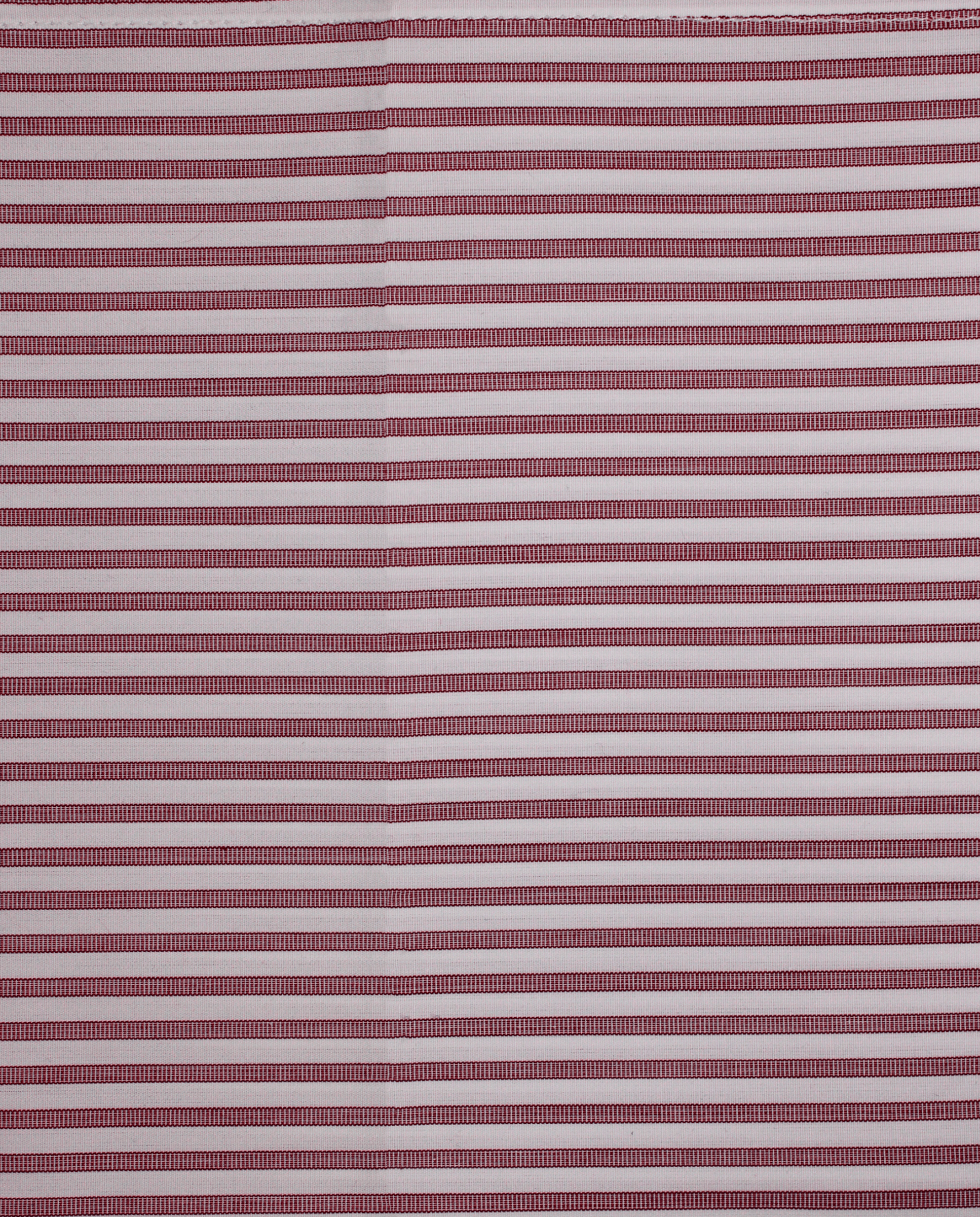 Pañuelo de bolsillo blanco con rayas burdeos, detalle de cerca del tejido y el estampado