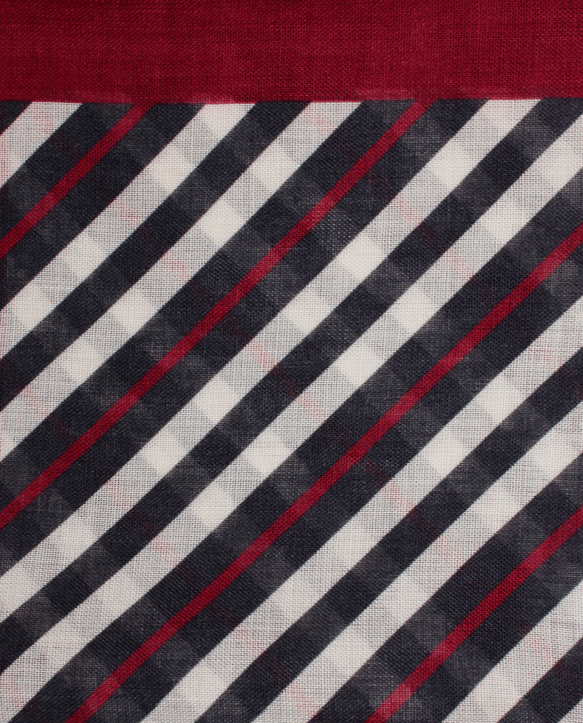 Pañuelo de bolsillo blanco con rayas negras y burdeos, detalle de cerca del tejido y el estampado