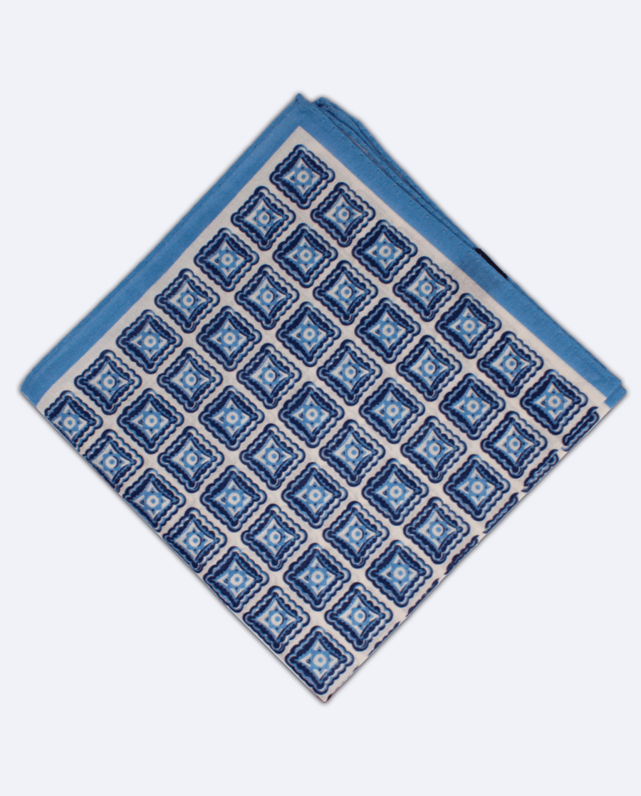 Pañuelo de bolsillo blanco con rombos azul claro