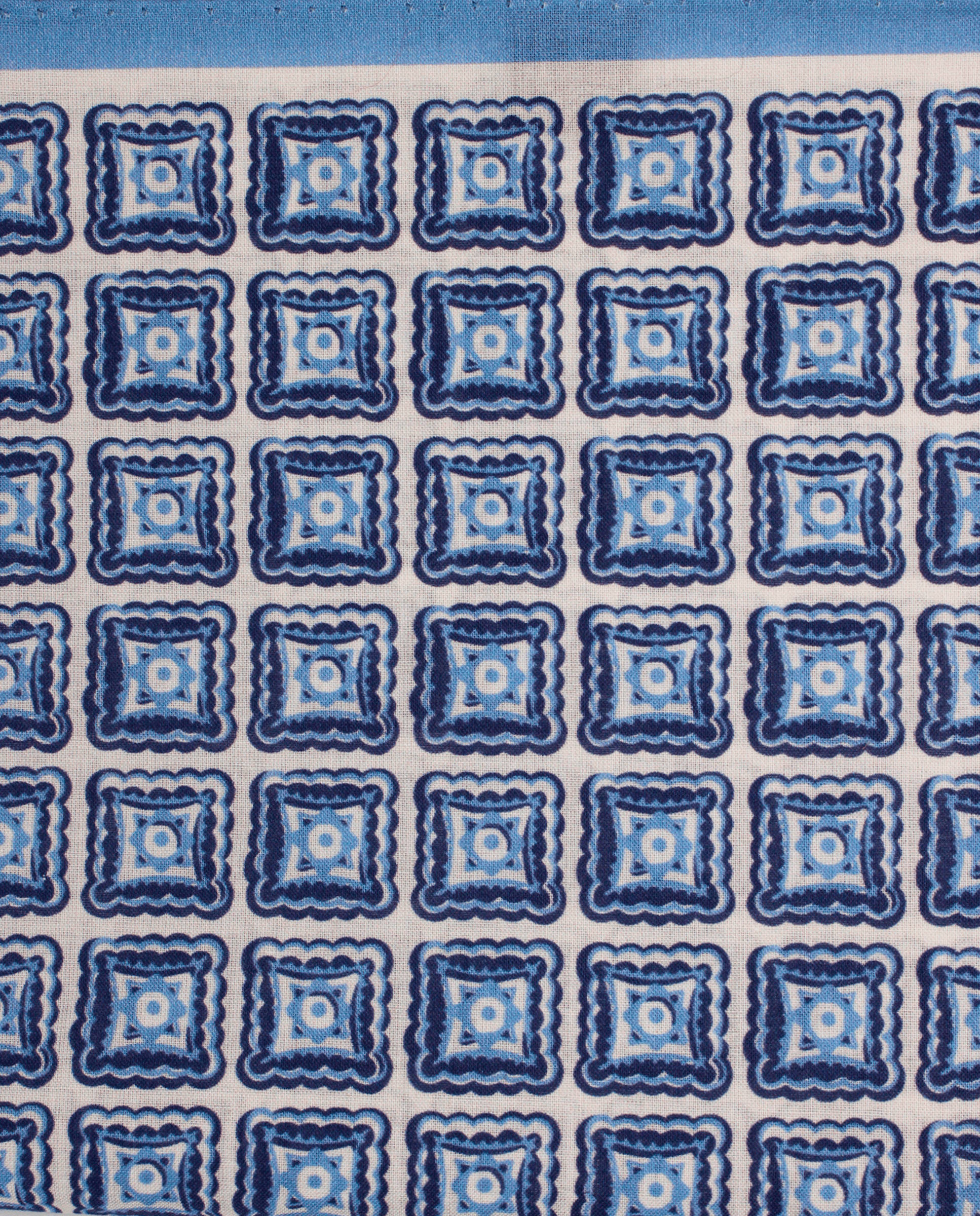 Pañuelo de bolsillo blanco con rombos azul claro, detalle de cerca del tejido
