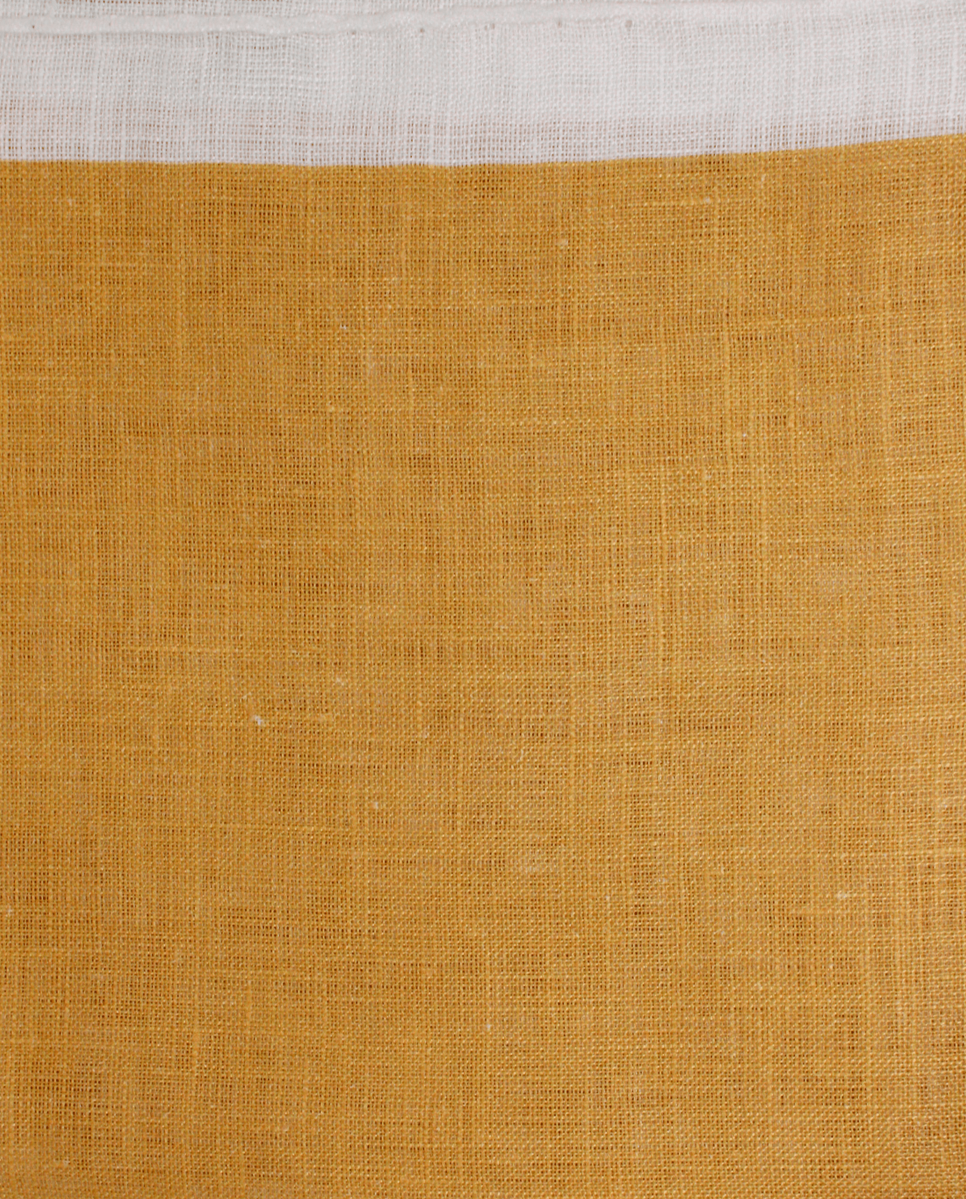 Pañuelo de bolsillo blanco y amarillo mostaza, detalle de cerca del tejido y el estampado