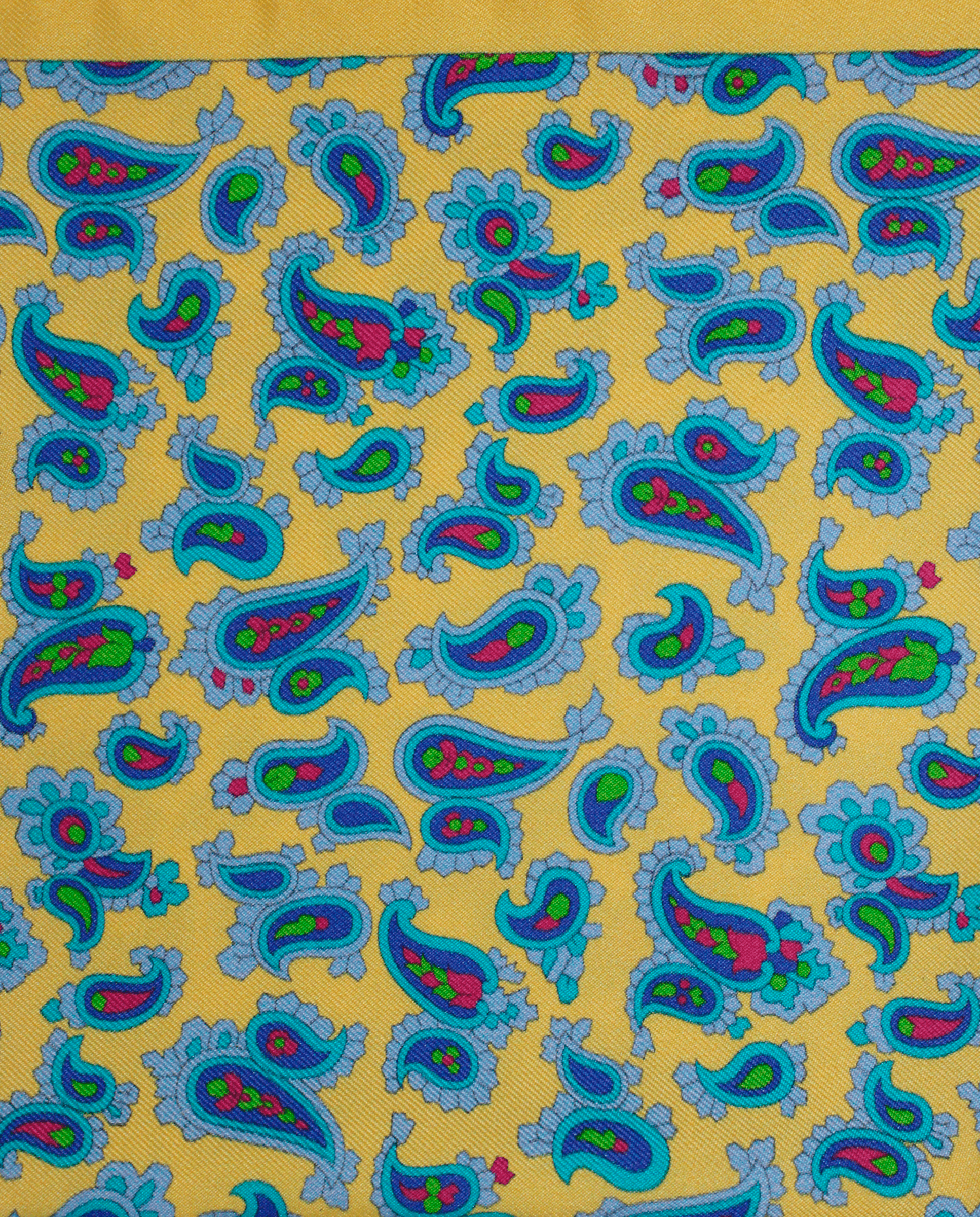 Pañuelo de bolsillo de seda amarillo con paisley multicolor, detalle de cerca del tejido y el estampado