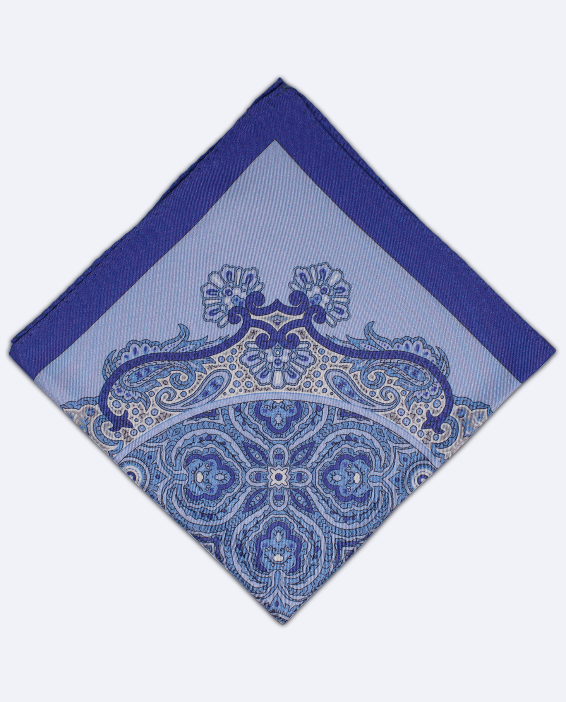 Pañuelo de bolsillo de seda azul eléctrico con cachemir azul claro, vista superior, detalle del estampado completo
