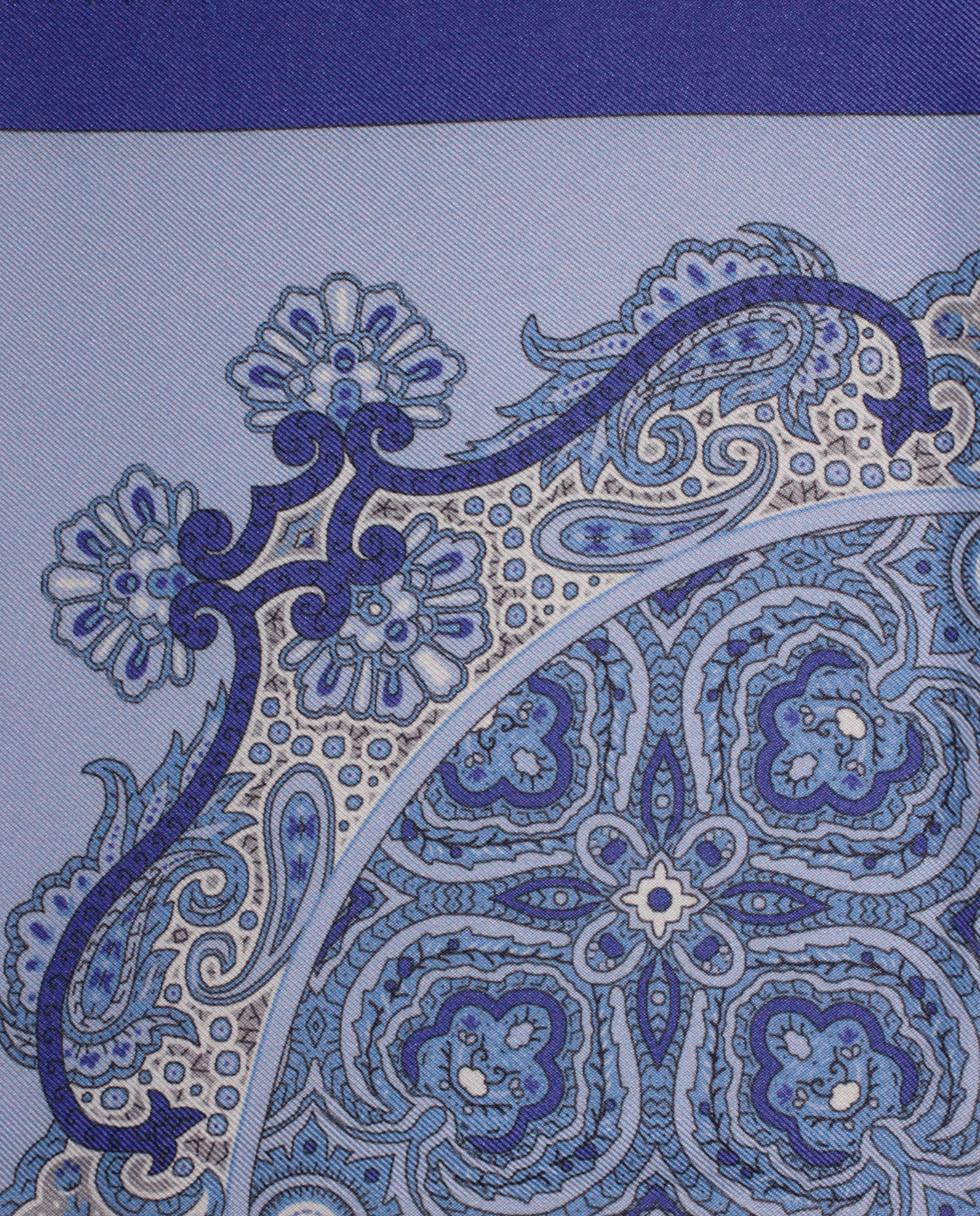 Pañuelo de bolsillo de seda azul eléctrico con cachemir azul claro, detalle de cerca del tejido y el estampado