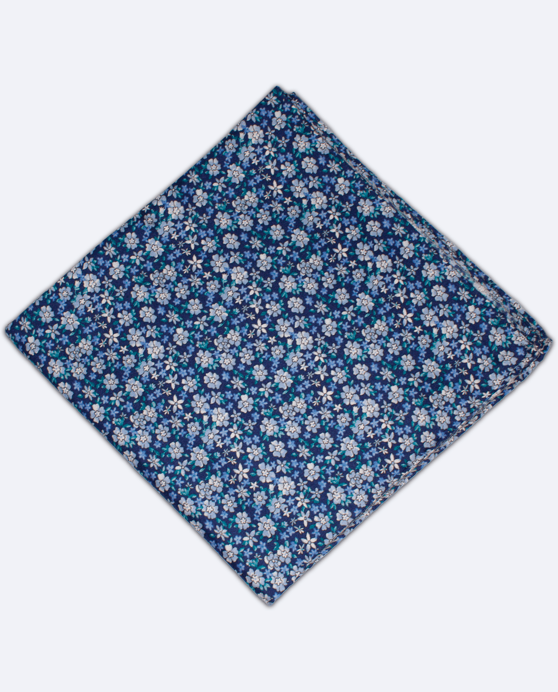 Pañuelo de bolsillo de seda azul marino con flores liberty azul claro, vista superior, detalle del estampado completo