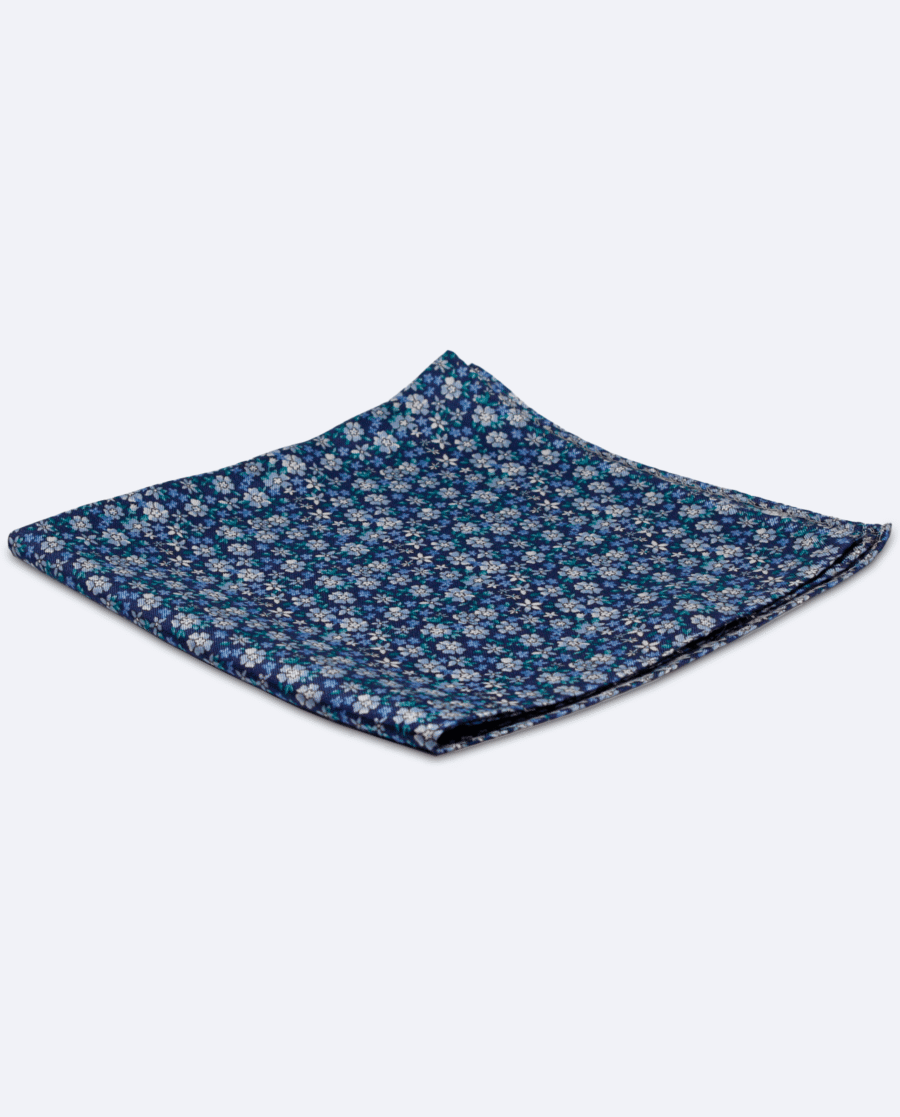 Pañuelo de bolsillo de seda azul marino con flores liberty azul claro