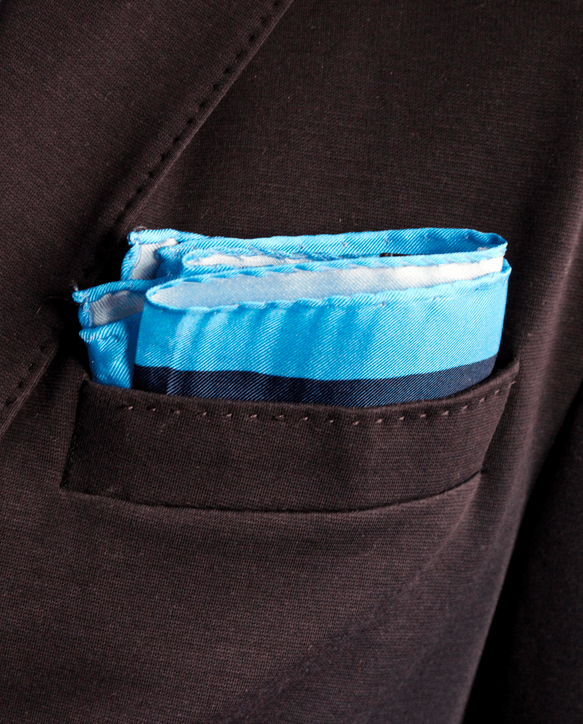 Pañuelo de bolsillo de seda azul marino y azul claro, colocado en el bolsillo de una americana | Sebasti
