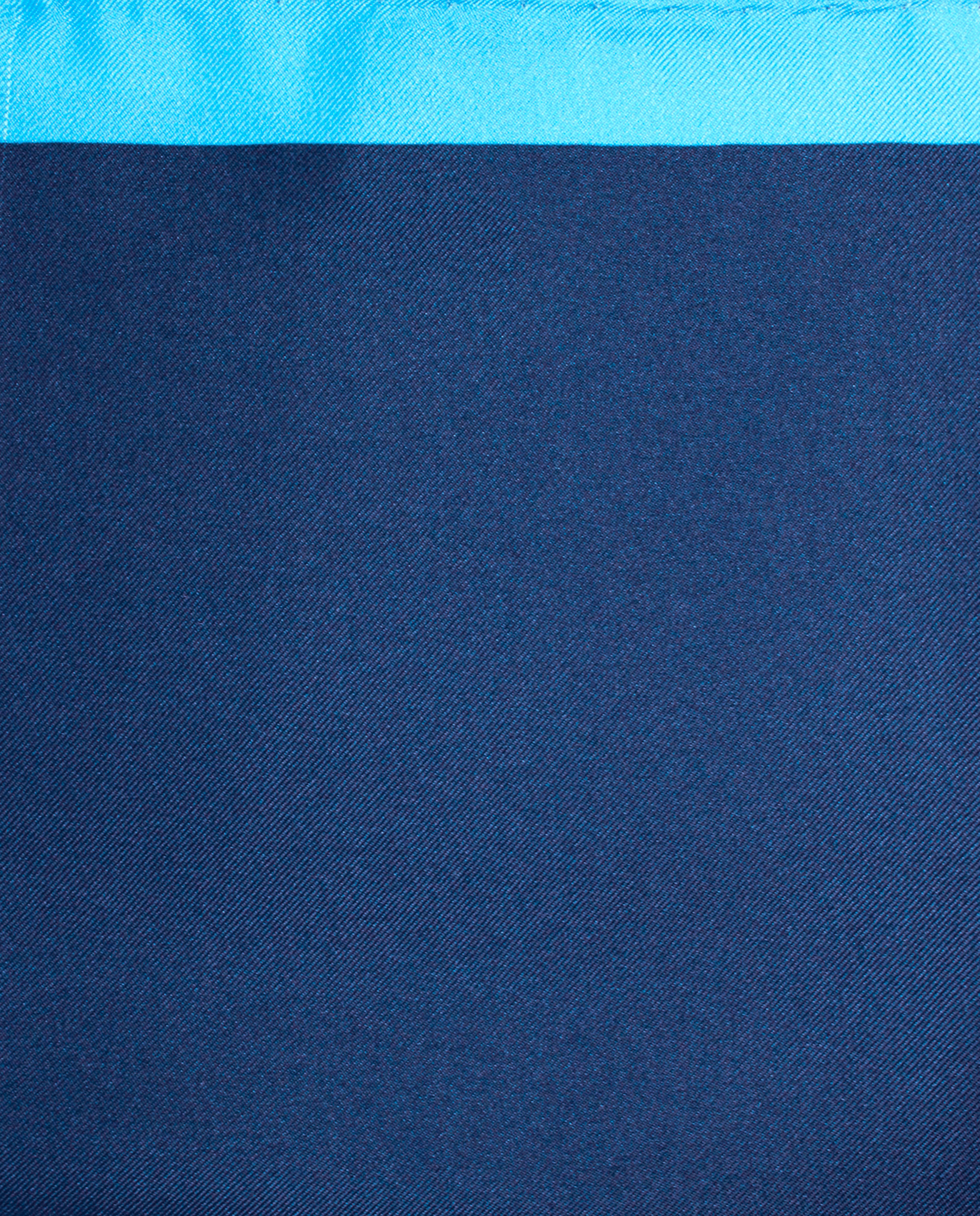 Pañuelo de bolsillo de seda azul marino y azul claro, detalle de cerca del tejido y el estampado