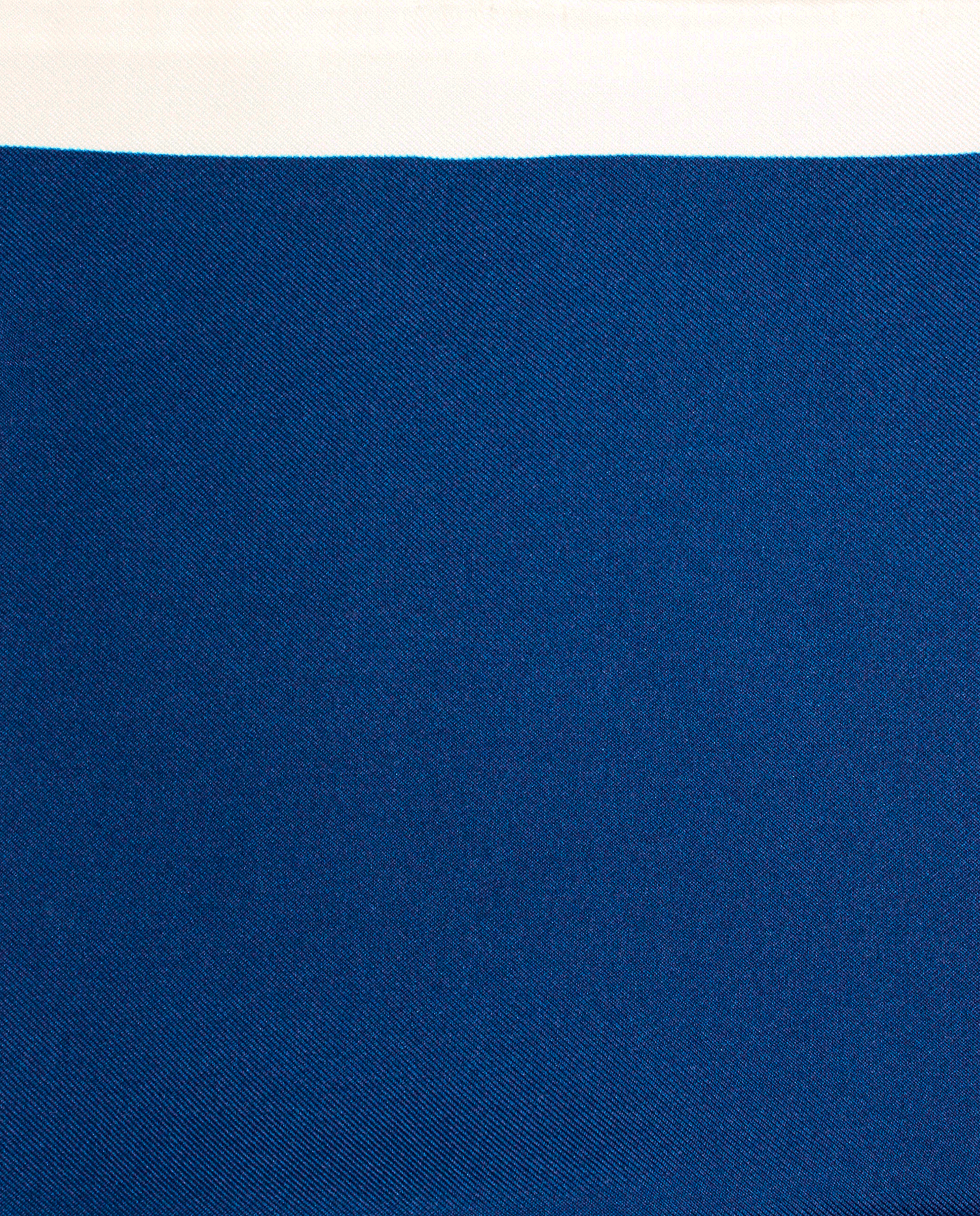 Pañuelo de bolsillo de seda azul marino y blanco, detalle de cerca del tejido y el estampado
