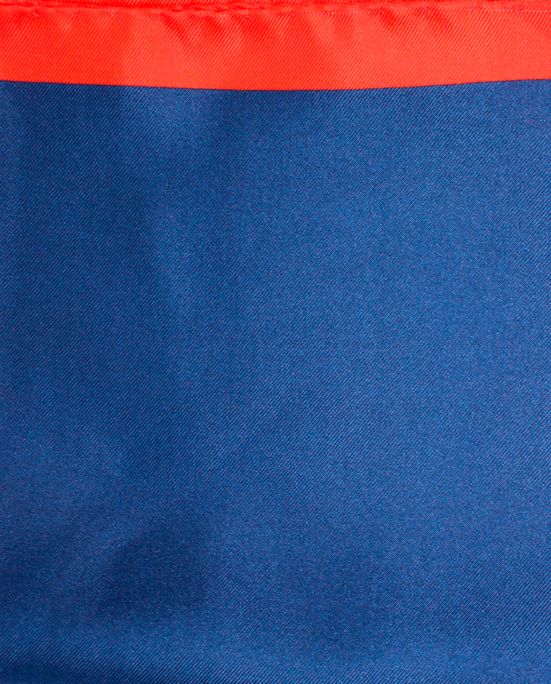 Pañuelo de bolsillo de seda azul marino y rojo, detalle de cerca del tejido y el estampado