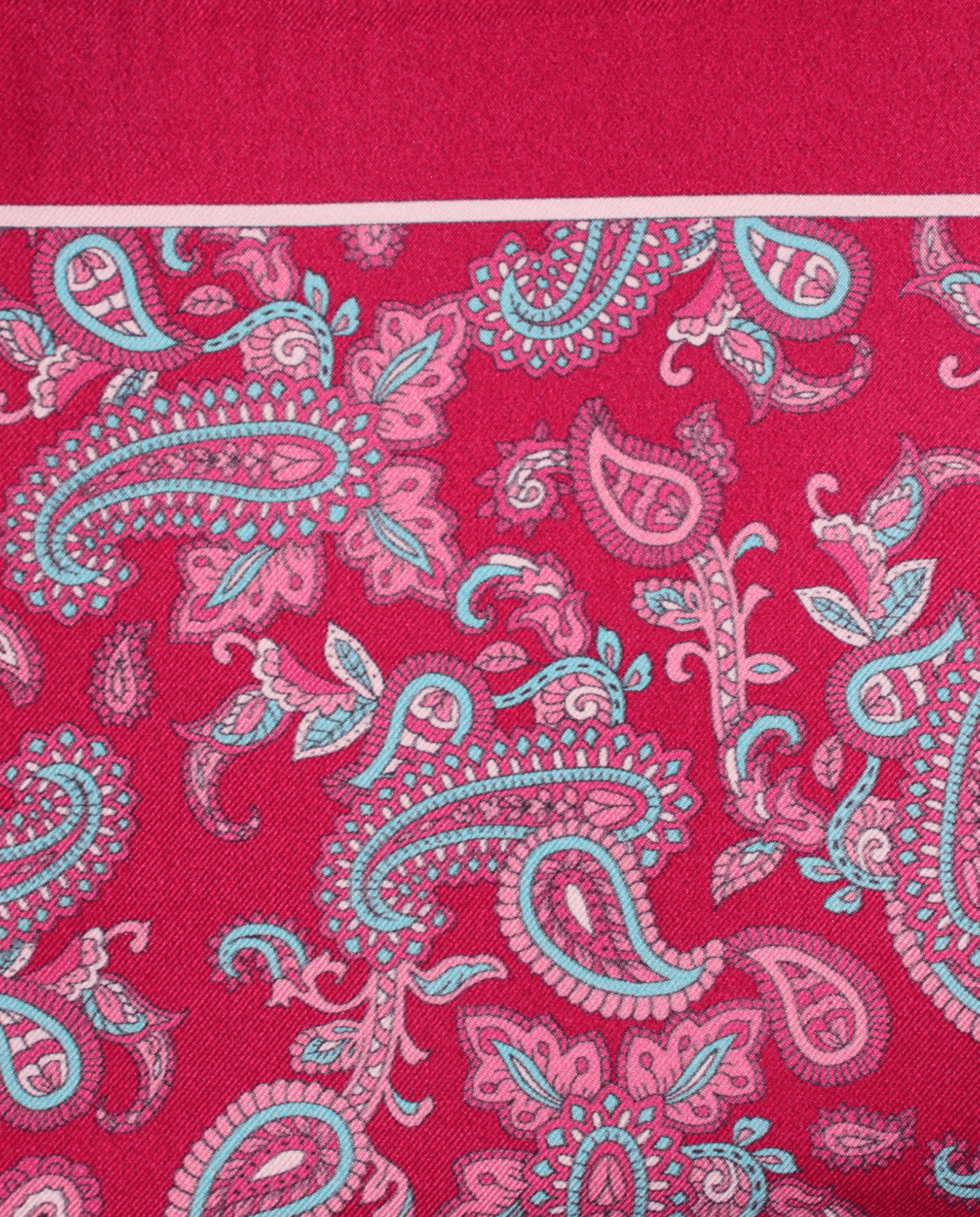 Pañuelo de bolsillo de seda fucsia con paisley azul cielo, detalle de cerca del tejido y el estampado