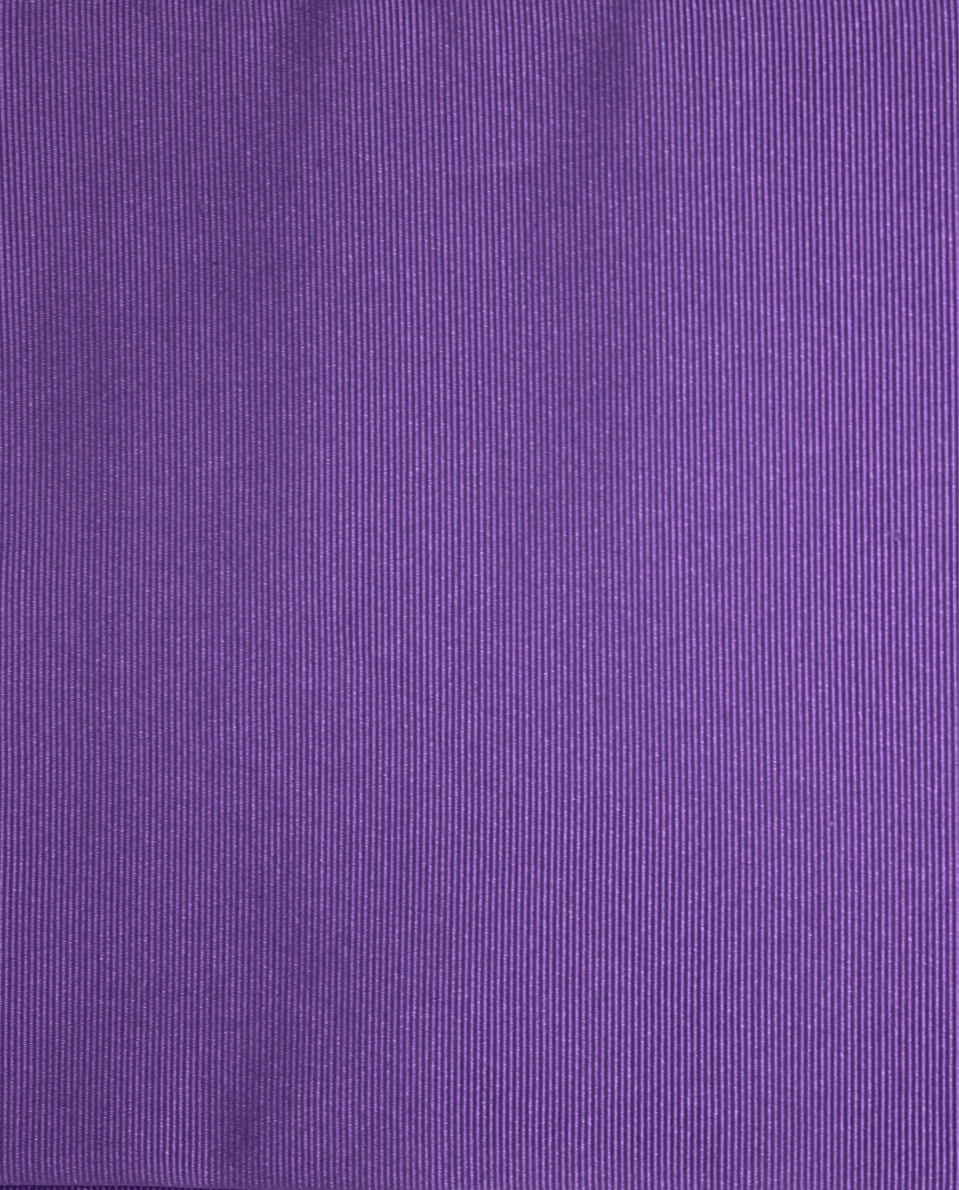 Pañuelo de bolsillo de seda lila en sarga, detalle de cerca del tejido y el estampado