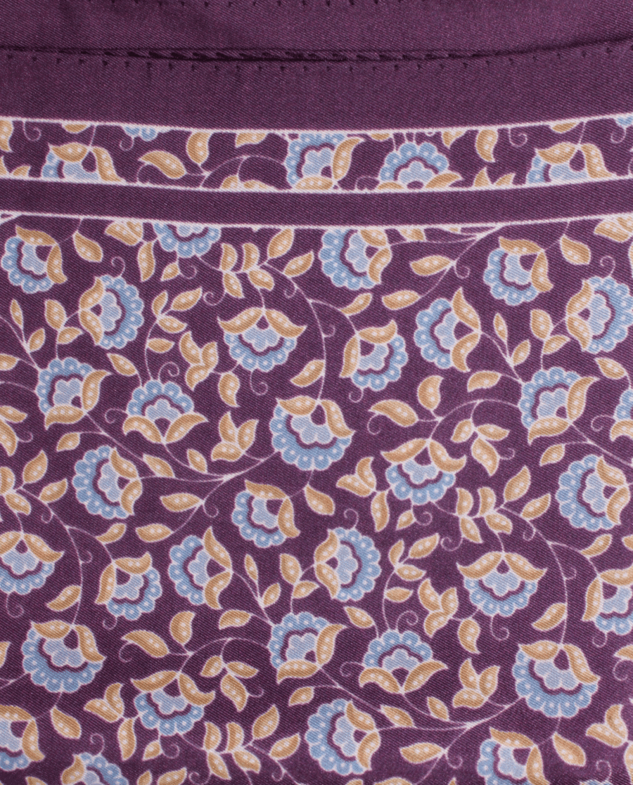 Pañuelo de bolsillo de seda morado con flores azules y doradas