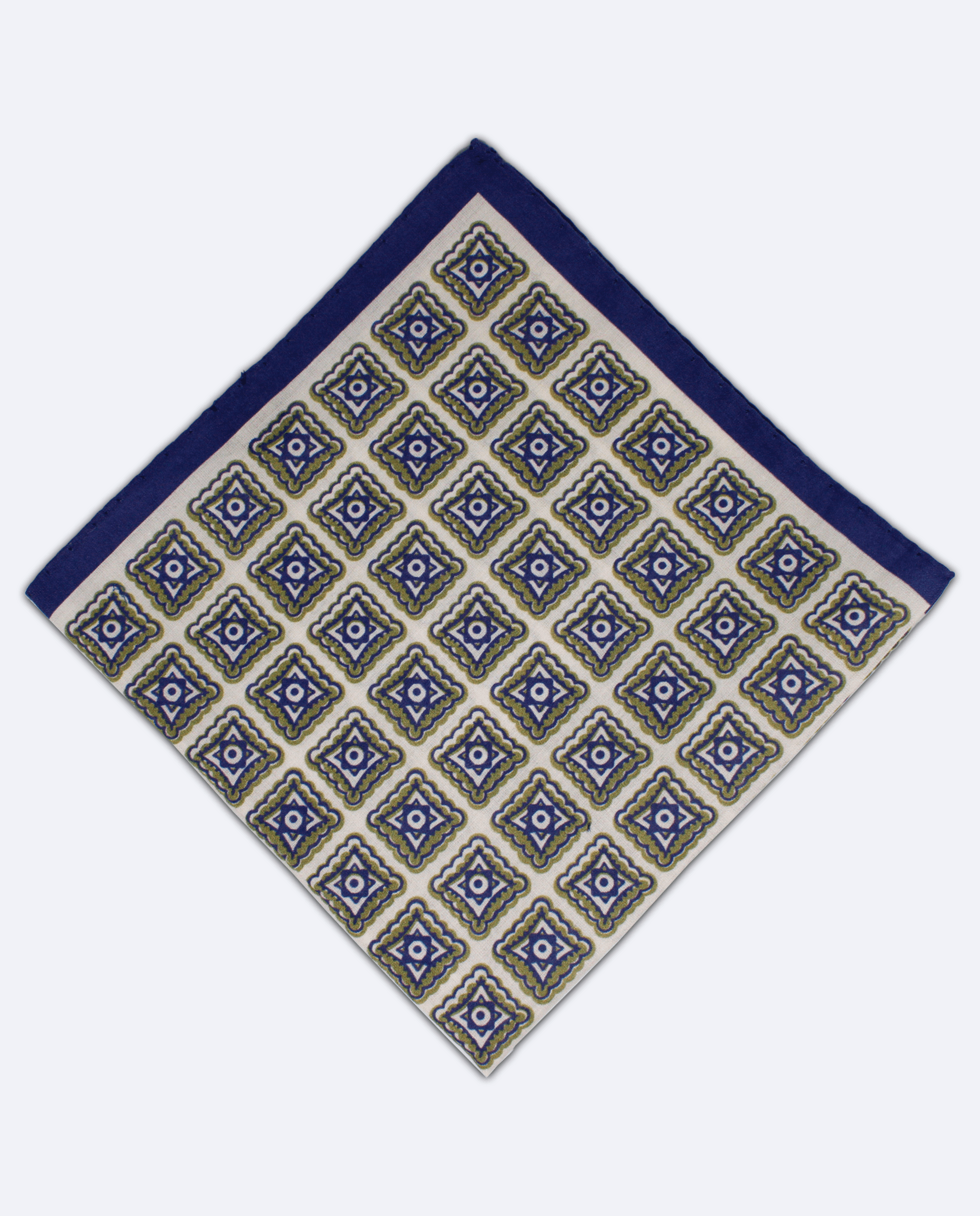 Pañuelo de bolsillo marfil con rombos azul marino y verde oliva, vista superior, detalle del estampado completo