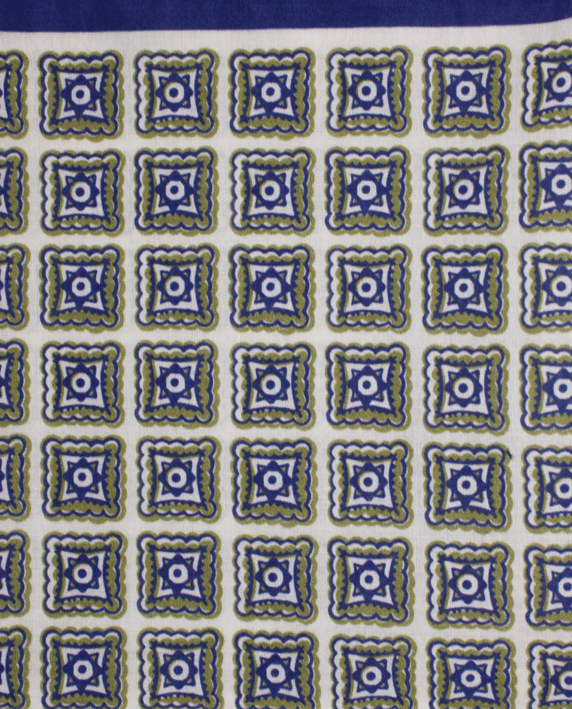 Pañuelo de bolsillo marfil con rombos azul marino y verde oliva, detalle de cerca del tejido y el estampado