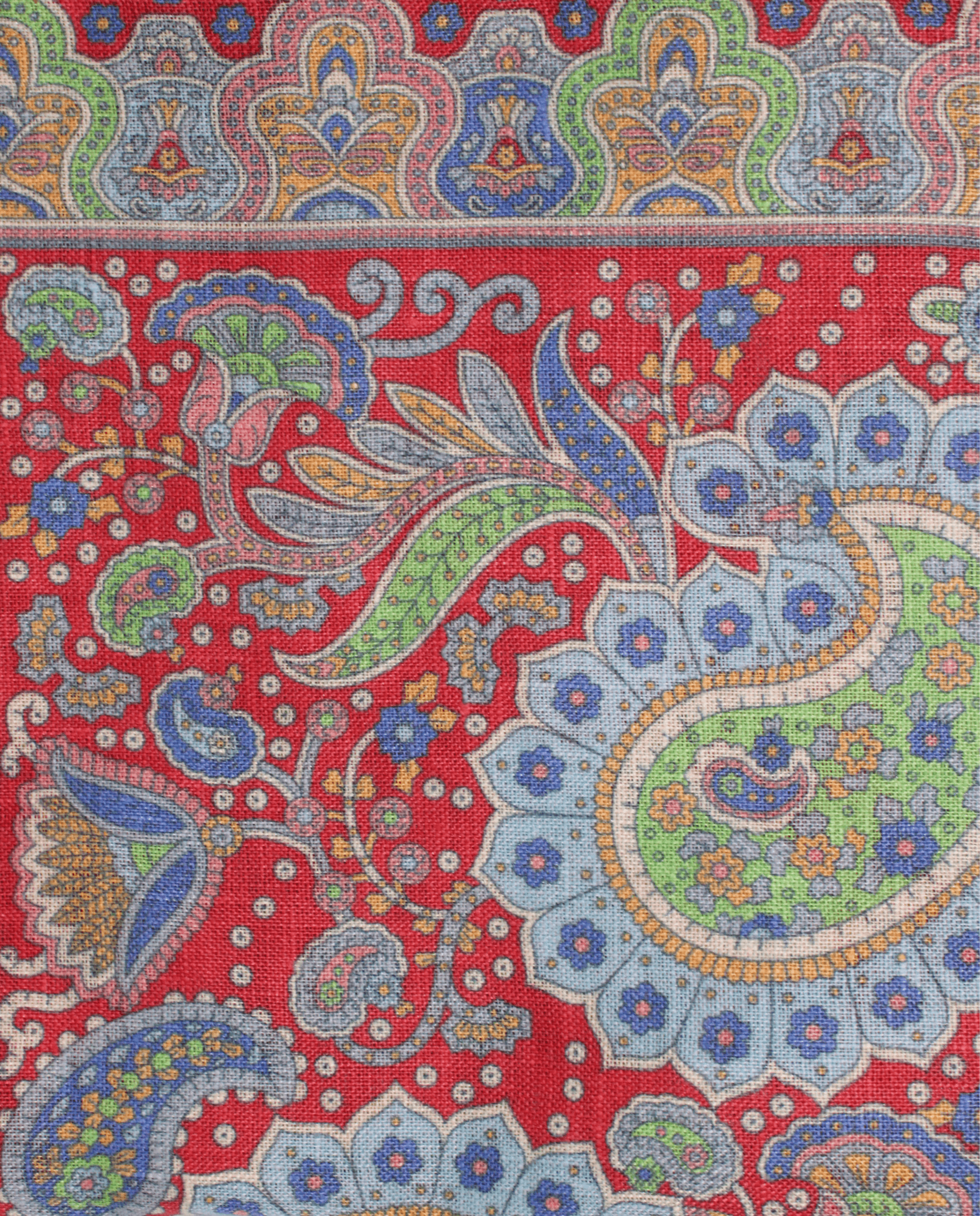 Pañuelo de bolsillo rojo con paisley multicolor, detalle de cerca del tejido y el estampado