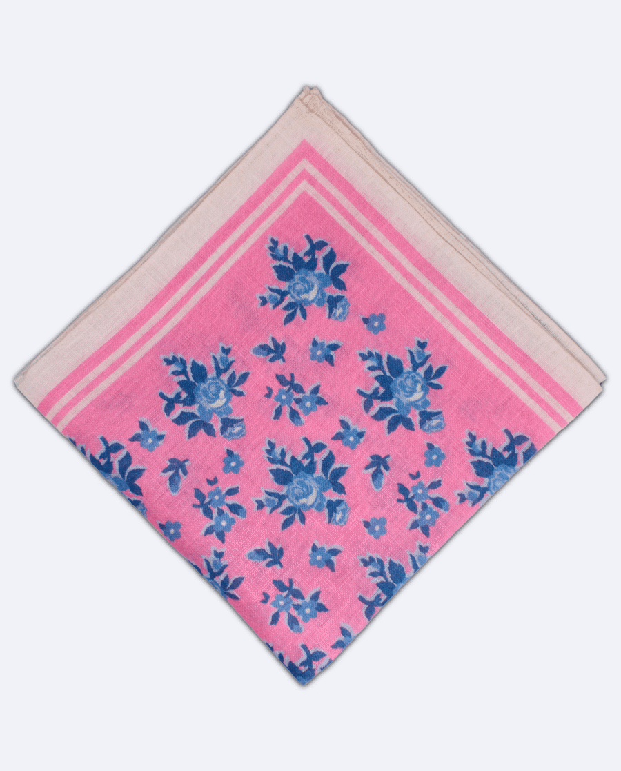 Pañuelo de bolsillo rosa con flores azules