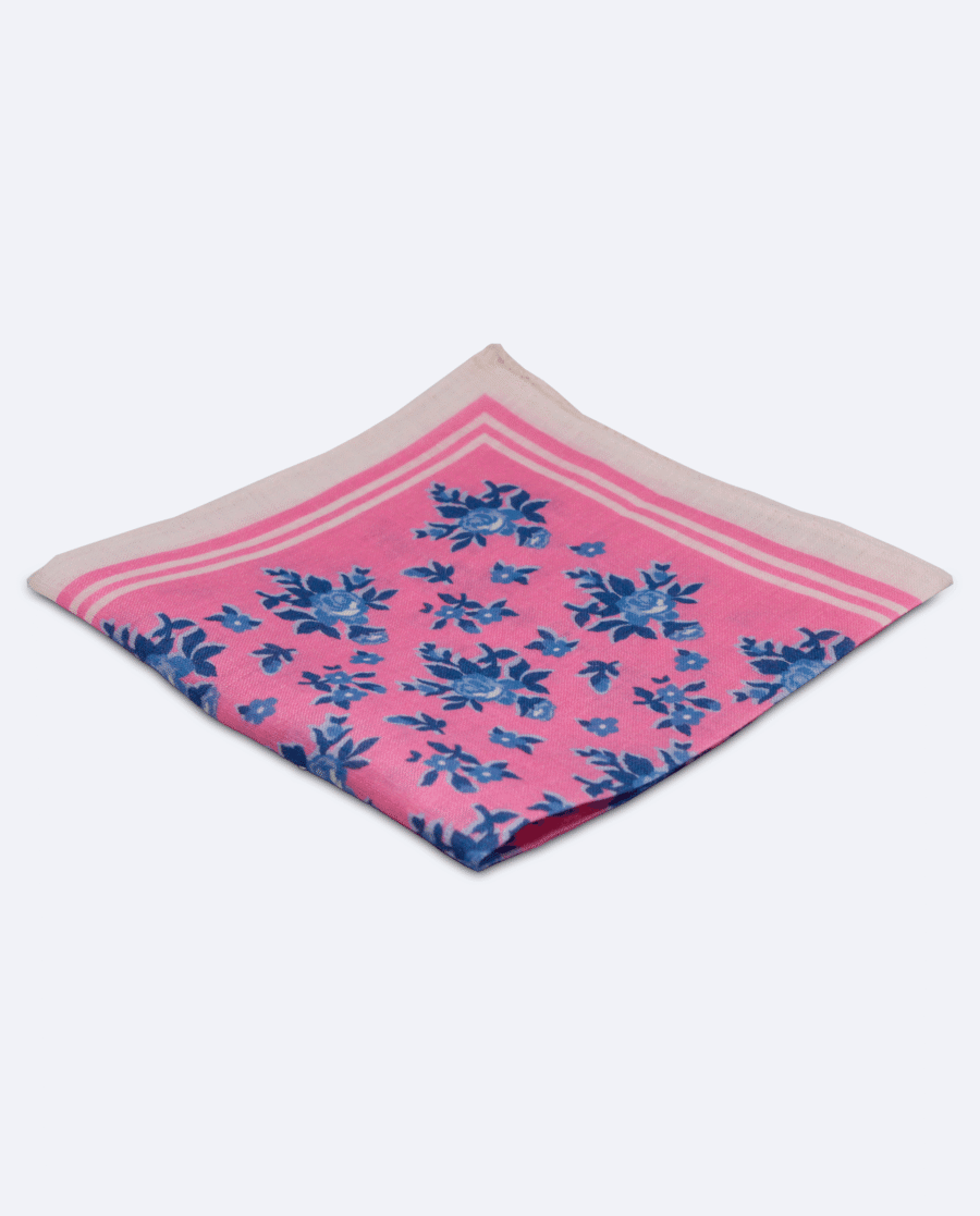 Pañuelo de bolsillo rosa con flores azules