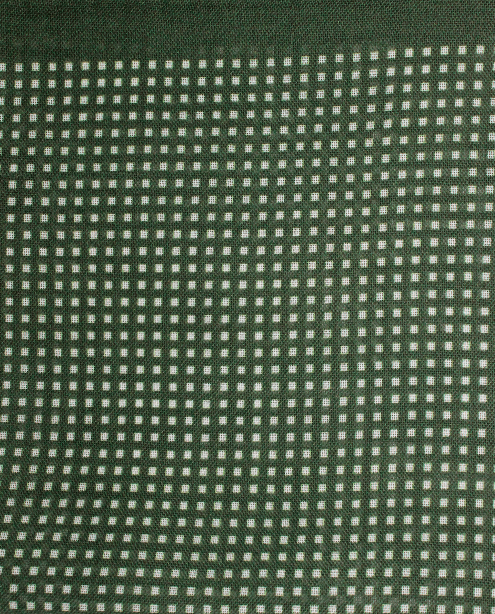 Pañuelo de bolsillo verde botella con rombos blancos, detalle de cerca del tejido y el estampado