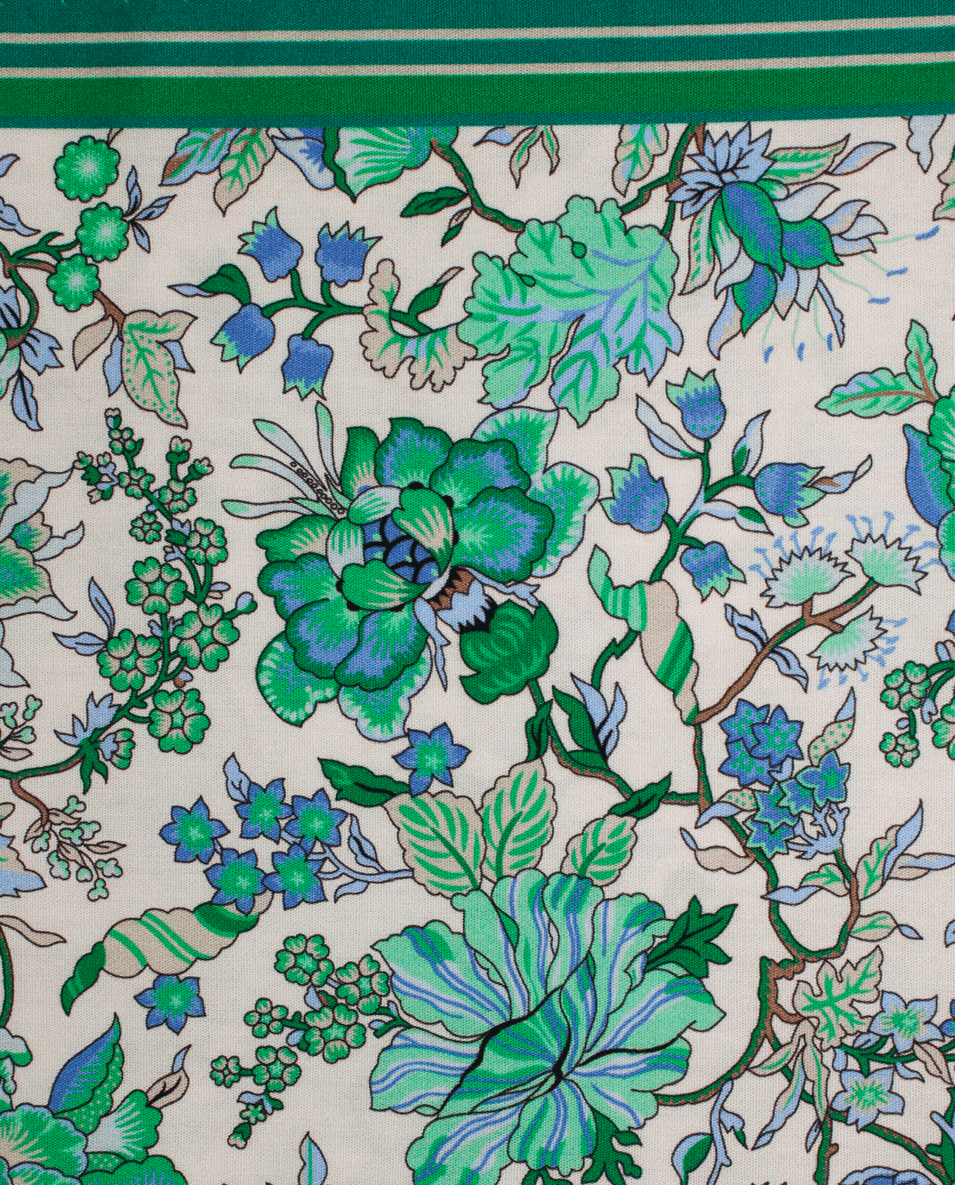 Pañuelo de bolsillo verde césped con flores azules, detalle de cerca del tejido y el estampado