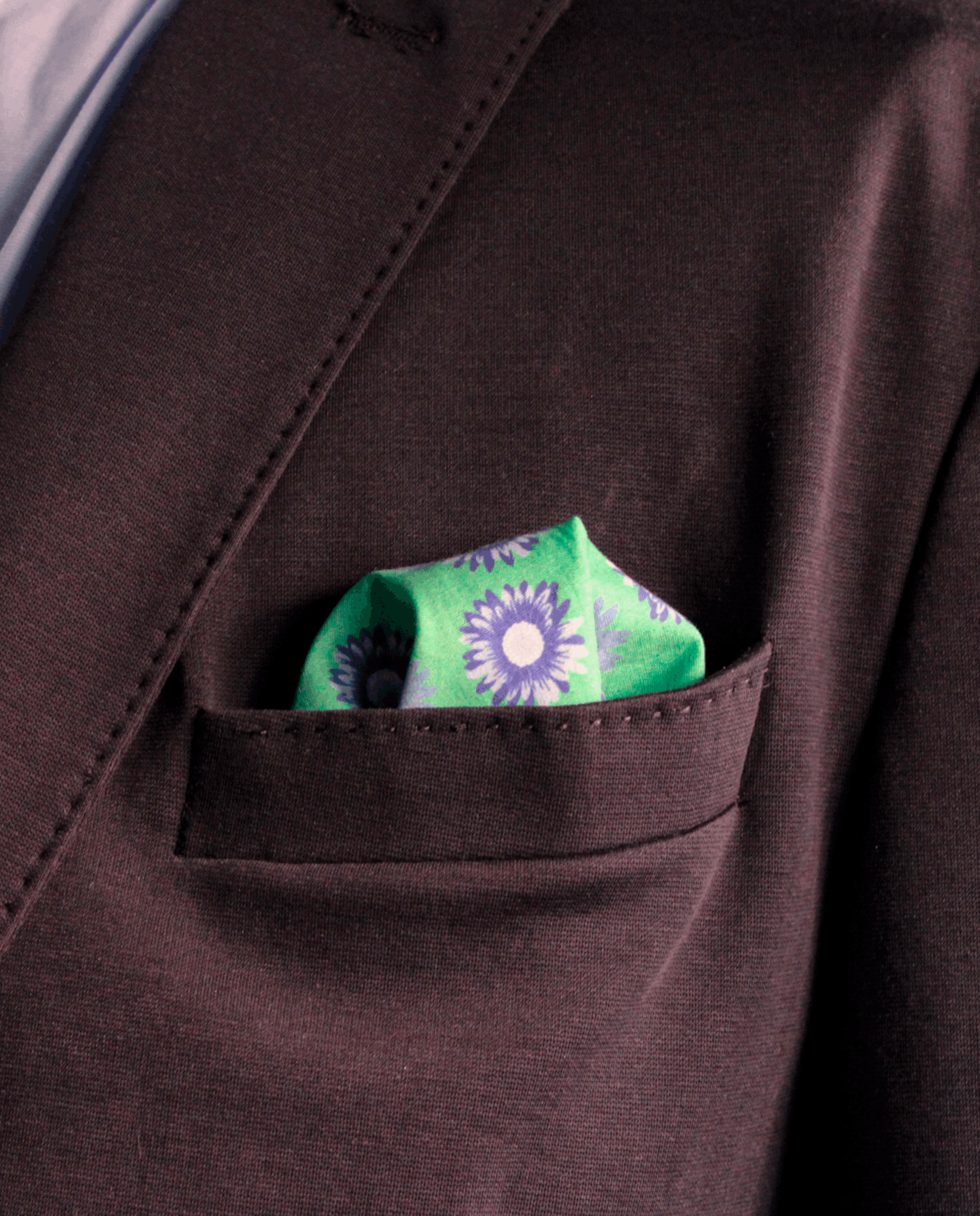 Pañuelo de bolsillo verde menta con flores azules, colocado en el bolsillo de una americana | Sebasti