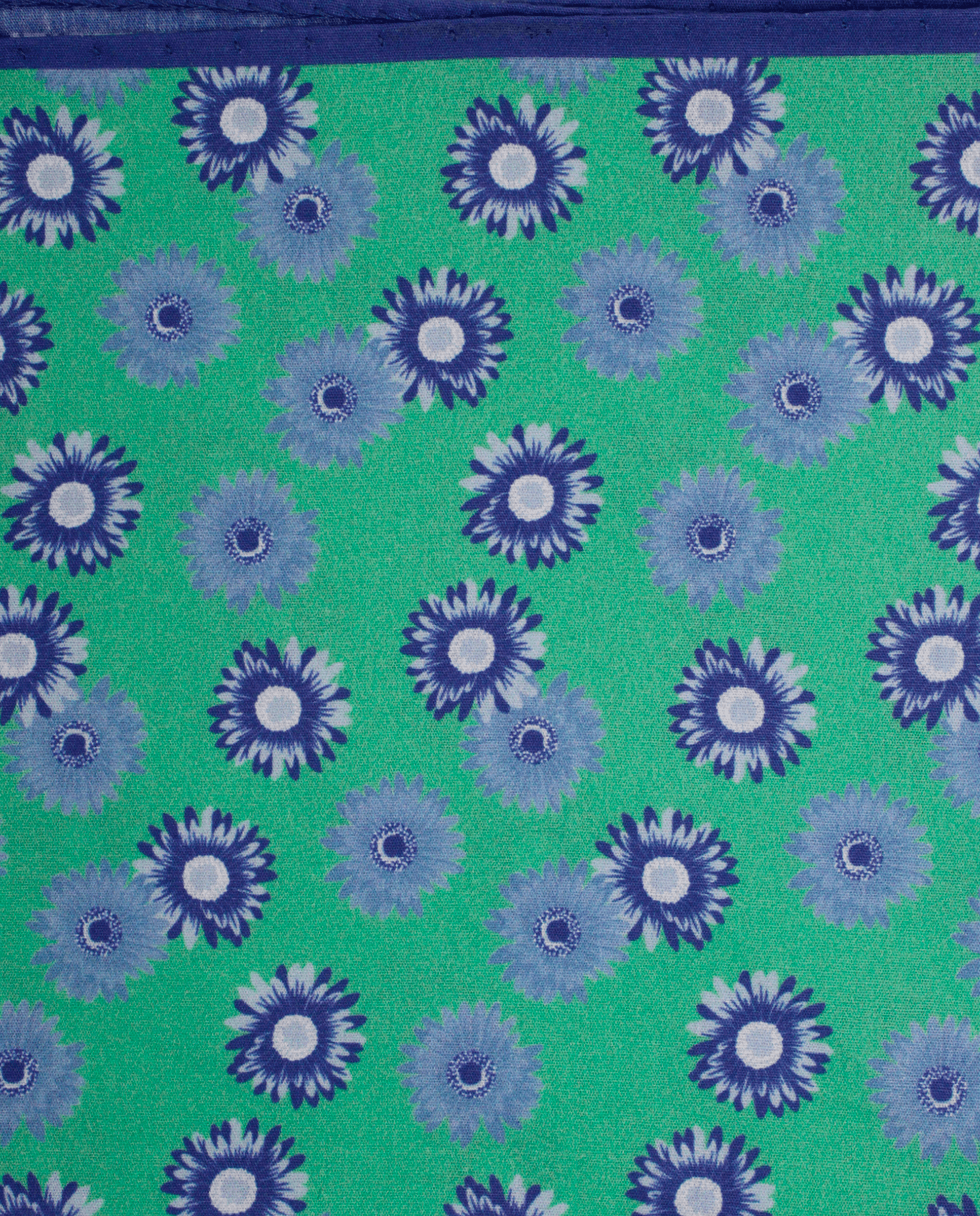 Pañuelo de bolsillo verde menta con flores azules, detalle de cerca del tejido y el estampado
