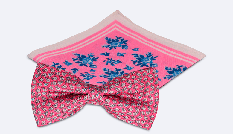 Set de pajarita y pañuelo rosa con flores