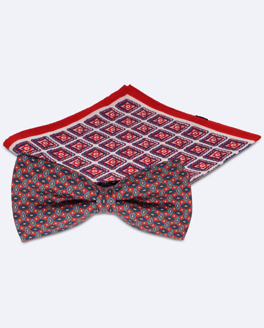 Set pajarita mosaico azul y rojo y pañuelo blanco de rombos